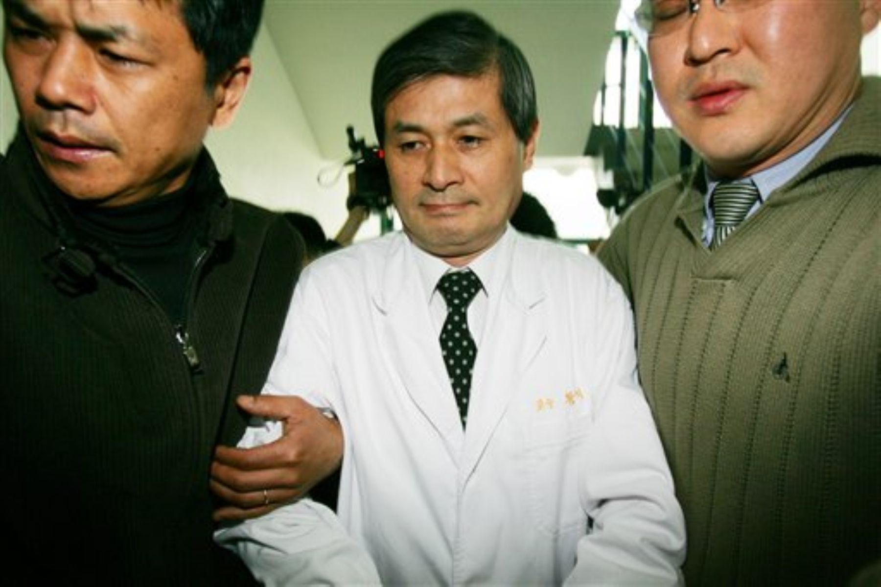 El investigador coreano Hwang Woo-Suk era considerado una estrella en su país, hasta que descubrieron que había fabricado mentiras científicas.
