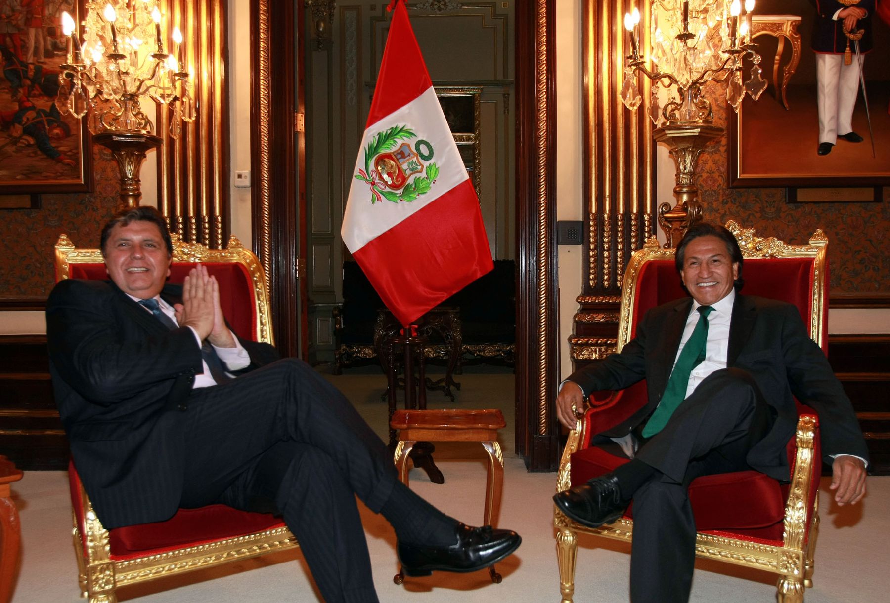 Presidente Alan Garcia, se reunió con el ex presidente Alejandro Toledo en Palacio de Gobierno. Foto: Dante Zegarra.