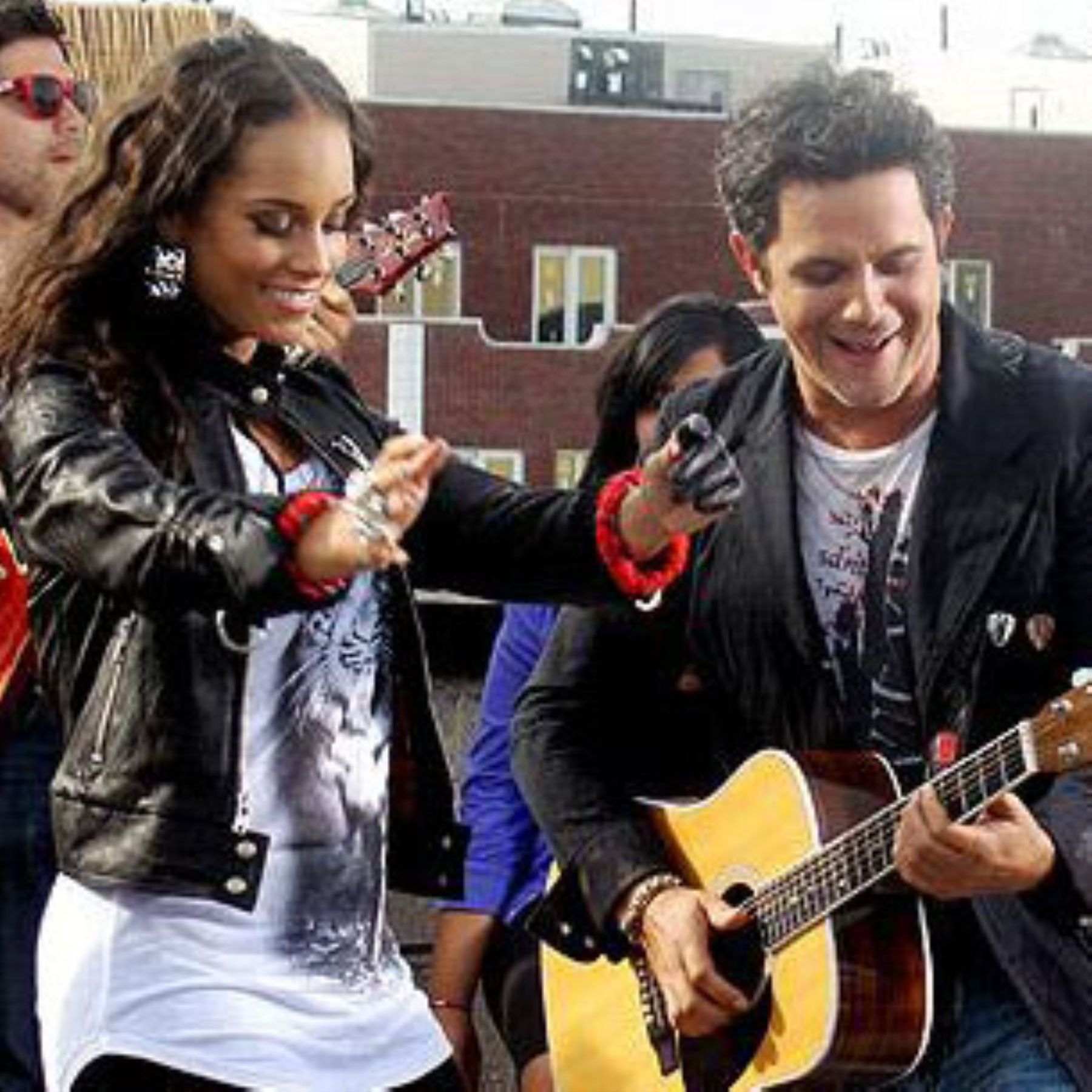 Alejandro Sanz estrena en noviembre el disco que grabó con Alicia Keys. Bromeó con la prensa y dijo que hizo ese dueto para despertar los celos de Shakira.