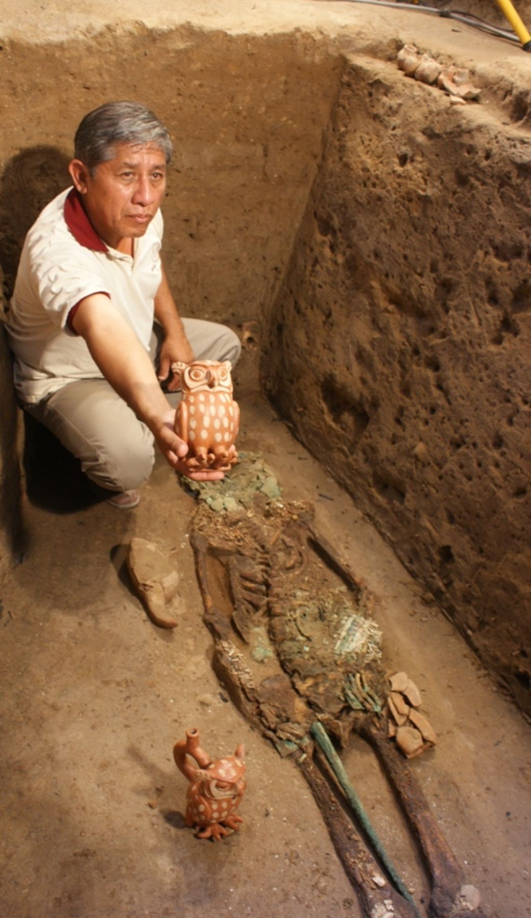Arqueólogo Luis Chero muestra cerámica en forma de búho encontrada junto a joven noble en el complejo arqueológico de Huaca Rajada-Sipán. Foto: ANDINA/Silvia Depaz.