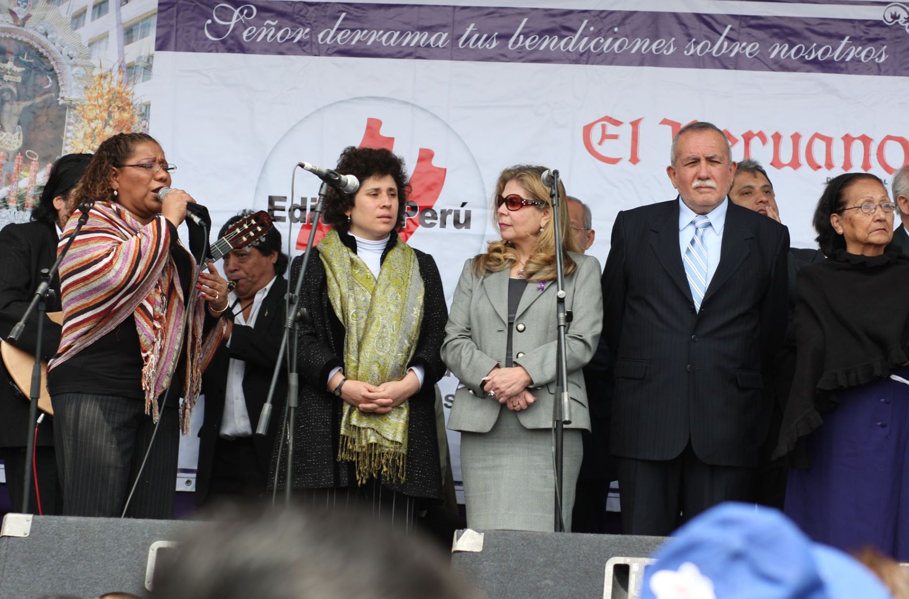 Cantante Bartola participa de  homenaje de Editora Perú  al Cristo Moreno. Foto: ANDINA / Piero Vargas