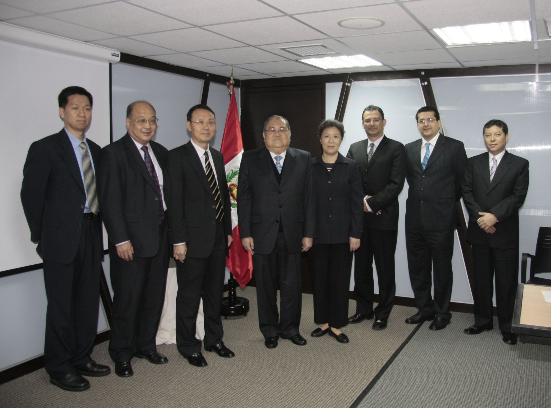 Vicedirector general de la Gerencia de Cooperación Internacional del CDB, Tian Yunhai, jefe de la SBS, Felipe Tam, y funcionarios de ambas entidades que participaron en la reunión.