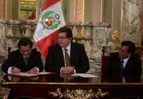 El presidente Alan García Pérez en compañía del presidente del Consejo de Ministros, Javier Velásquez Quesquén, y el ministro de Educación, José Antonio Chang, firmaron el proyecto de ley de Creación, Organización y Funciones del Ministerio de Cultura.Foto: ANDINA/Juan Carlos Guzmán Negrini.Foto: ANDINA/Juan Carlos Guzmán Negrini.