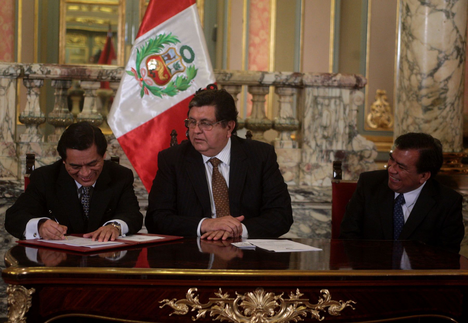 El presidente Alan García Pérez en compañía del presidente del Consejo de Ministros, Javier Velásquez Quesquén, y el ministro de Educación, José Antonio Chang, firmaron el proyecto de ley de Creación, Organización y Funciones del Ministerio de Cultura.Foto: ANDINA/Juan Carlos Guzmán Negrini.Foto: ANDINA/Juan Carlos Guzmán Negrini.