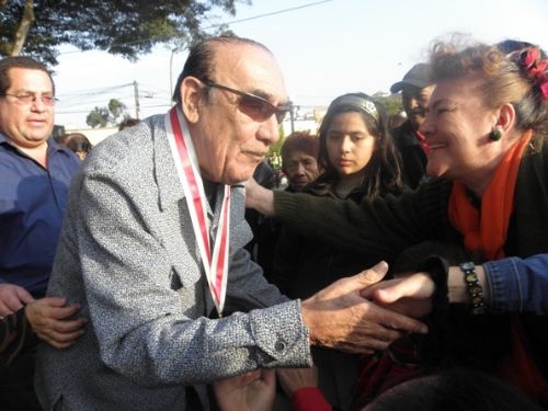 Artista criollo Oscar Áviles recibe muestras de cariño tras recibir homenaje del distrito de Pueblo Libre