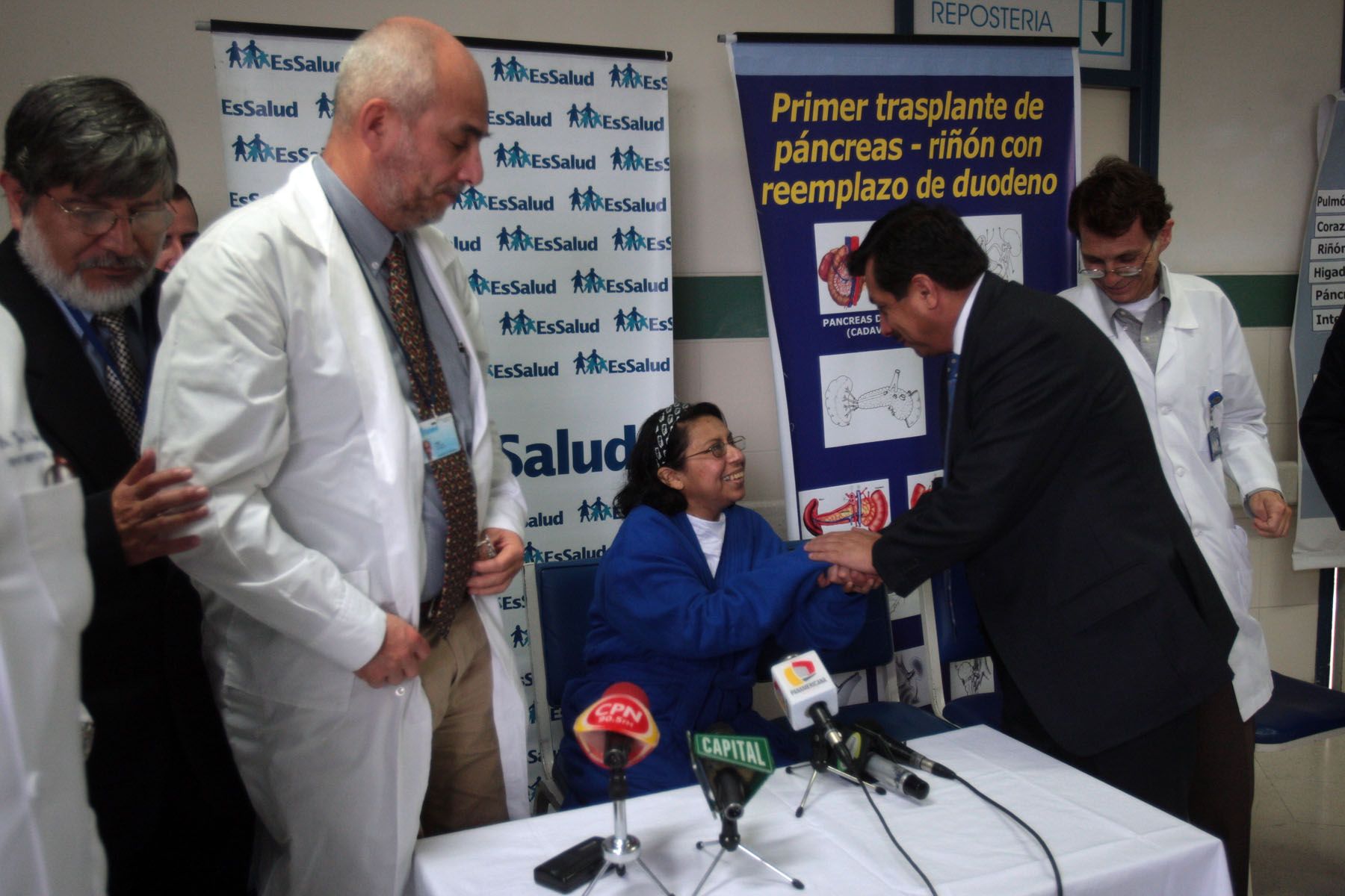 Fernando Barrios, jefe de EsSalud, saluda a la primera paciente trasplantada de páncreas. Foto: ANDINA/Juan Carlos Guzmán Negrini.