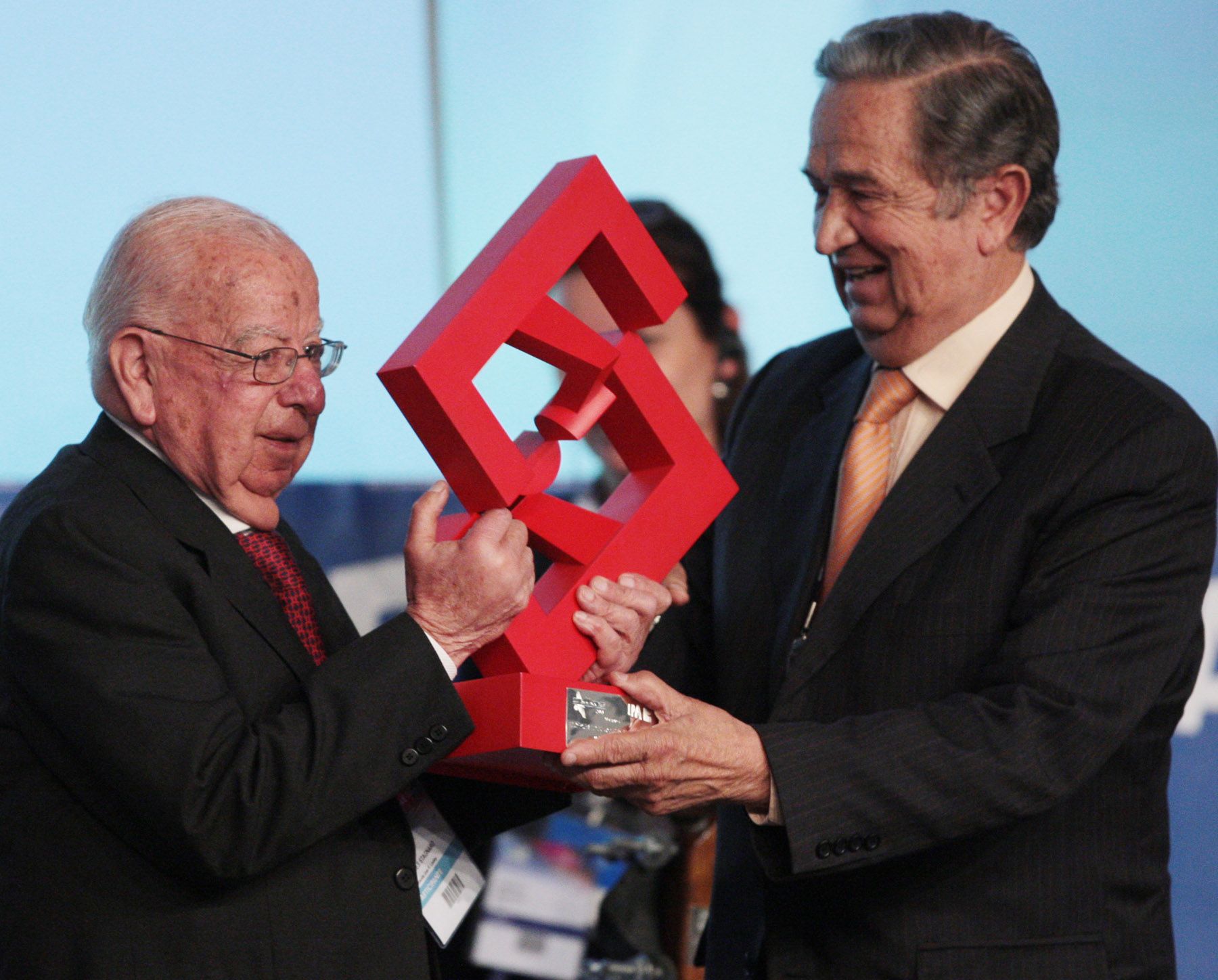 Luis Paredes Stagnaro, de la Corporación Lindley, recibe el premio a la  educación Luis Hochschild, en la Conferencia Anual de Ejecutivos (CADE), organizada por Ipae en la ciudad de Arequipa. Foto: ANDINA/Carlos Lezama.