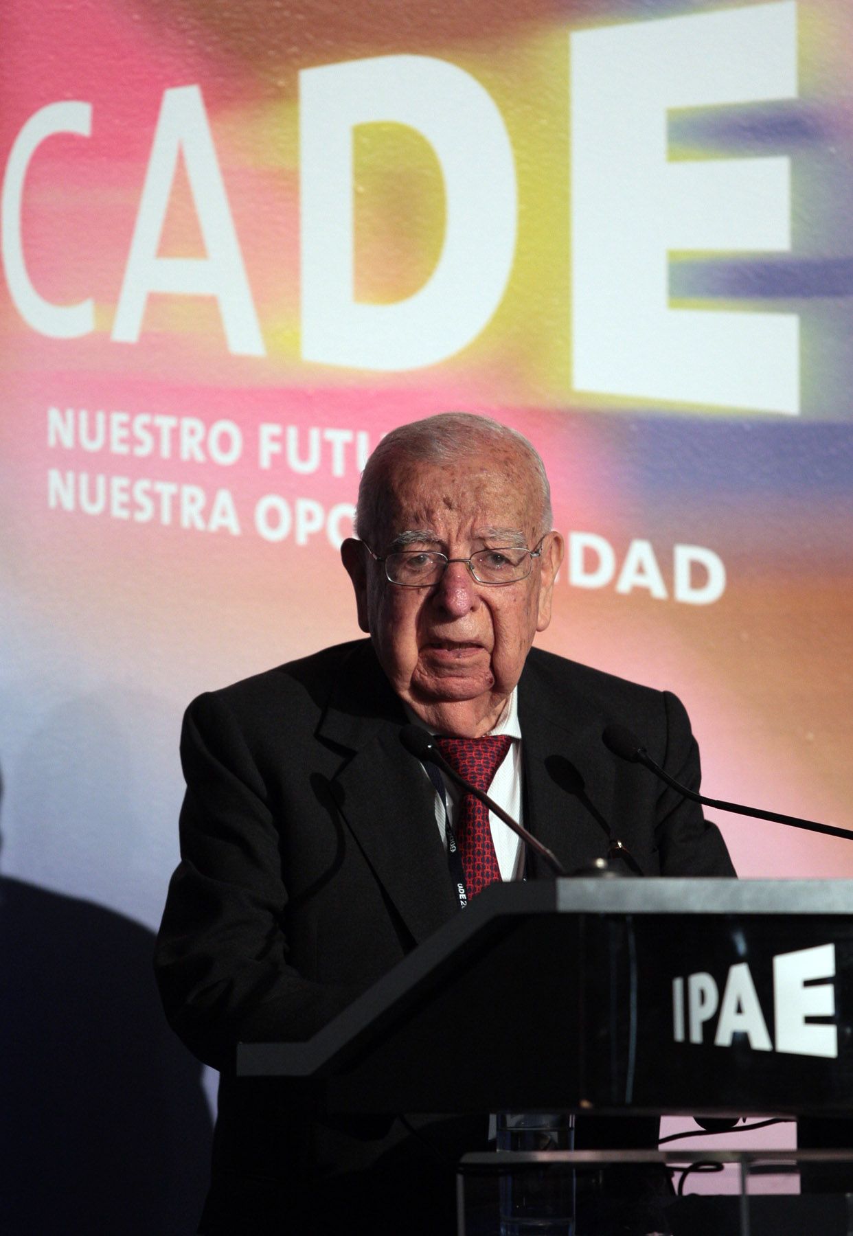 Luis Paredes Stagnaro, de la Corporación Lindley, recibe el premio a la  educación Luis Hochschild, en la Conferencia Anual de Ejecutivos (CADE), organizada por Ipae en la ciudad de Arequipa. Foto: ANDINA/Carlos Lezama.