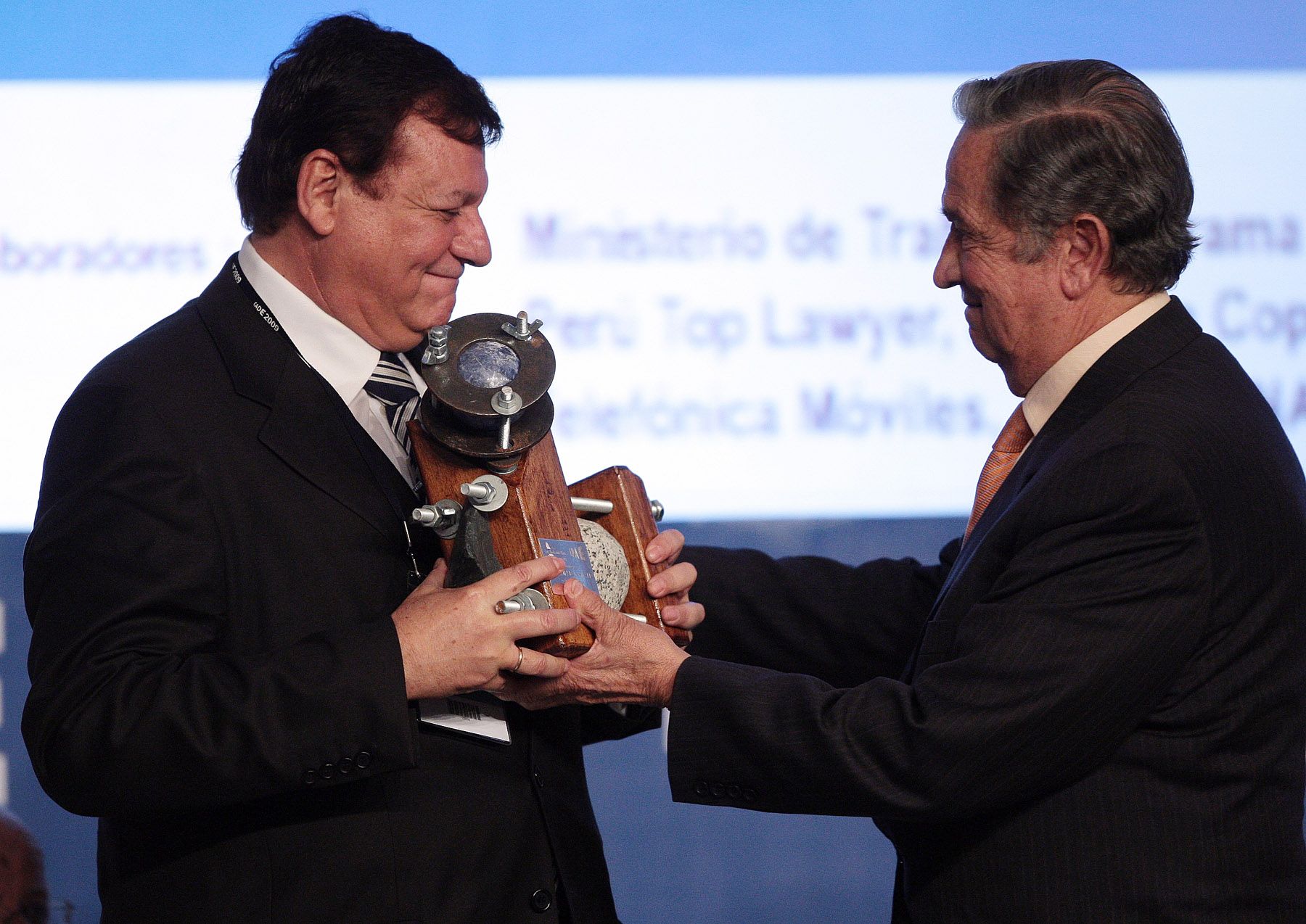Carlos Diez Cordero,Gerente de RRHH de Pan American Silver, recibe el premio a la cultura Luis Hochschild, en la Conferencia Anual de Ejecutivos (CADE), organizada por Ipae en la ciudad de Arequipa. Foto: ANDINA/Carlos Lezama.
