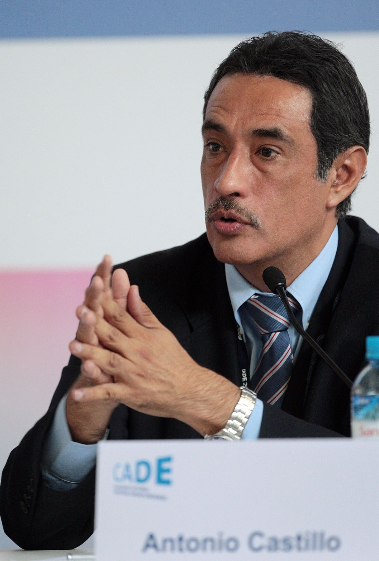Antonio Castillo,agregado comercial de la embajada de Perù en Brasil,expone en la Conferencia Anual de Ejecutivos (CADE, en la ciudad de Arequipa. Foto: ANDINA/Carlos Lezama