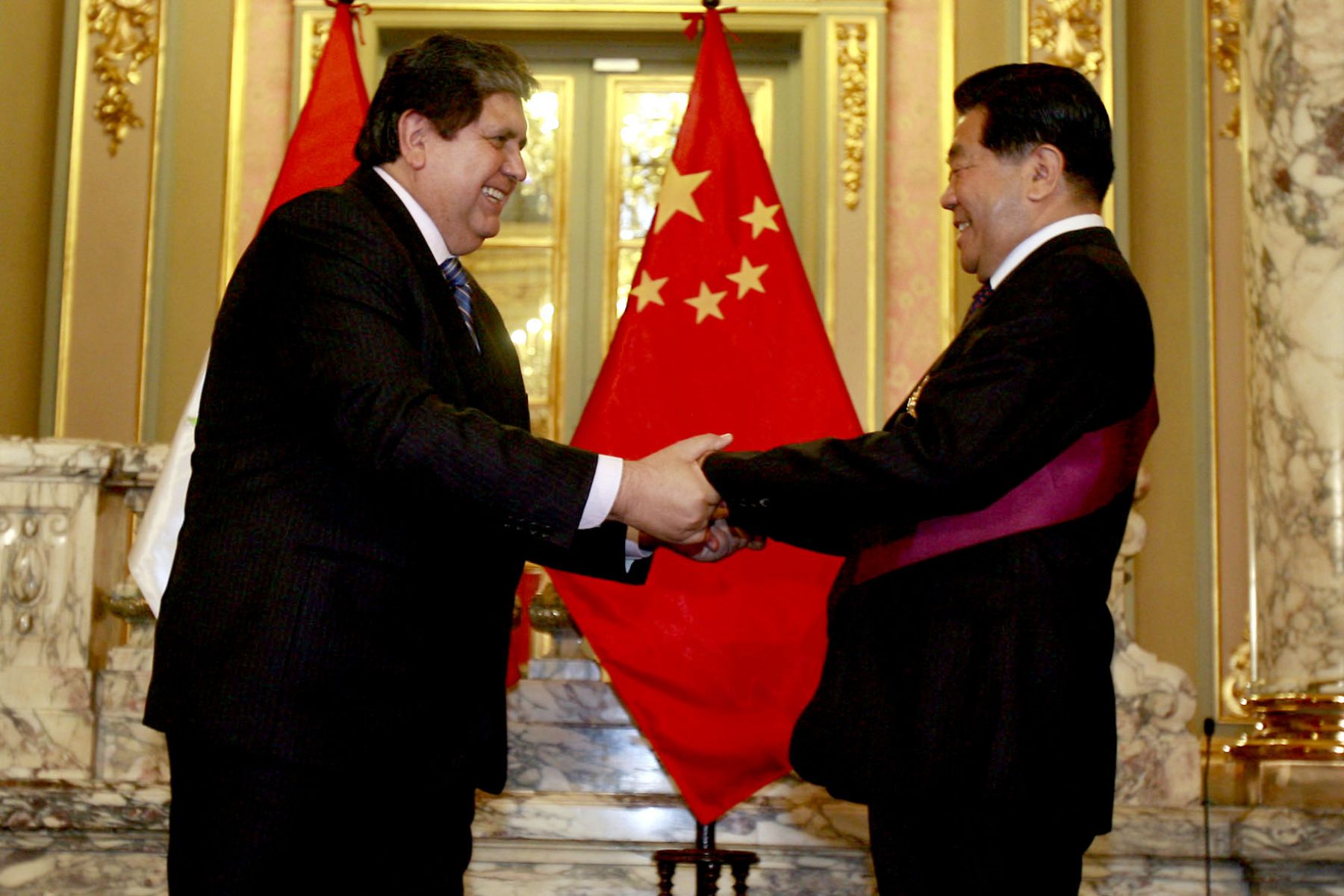 Jefe del Estado, Alan García, condecora con la Orden El Sol del Perú en el Grado de Gran Cruz al presidente de la Conferencia Política del Pueblo Chino, Jia Qinglin. Foto: Sepres.