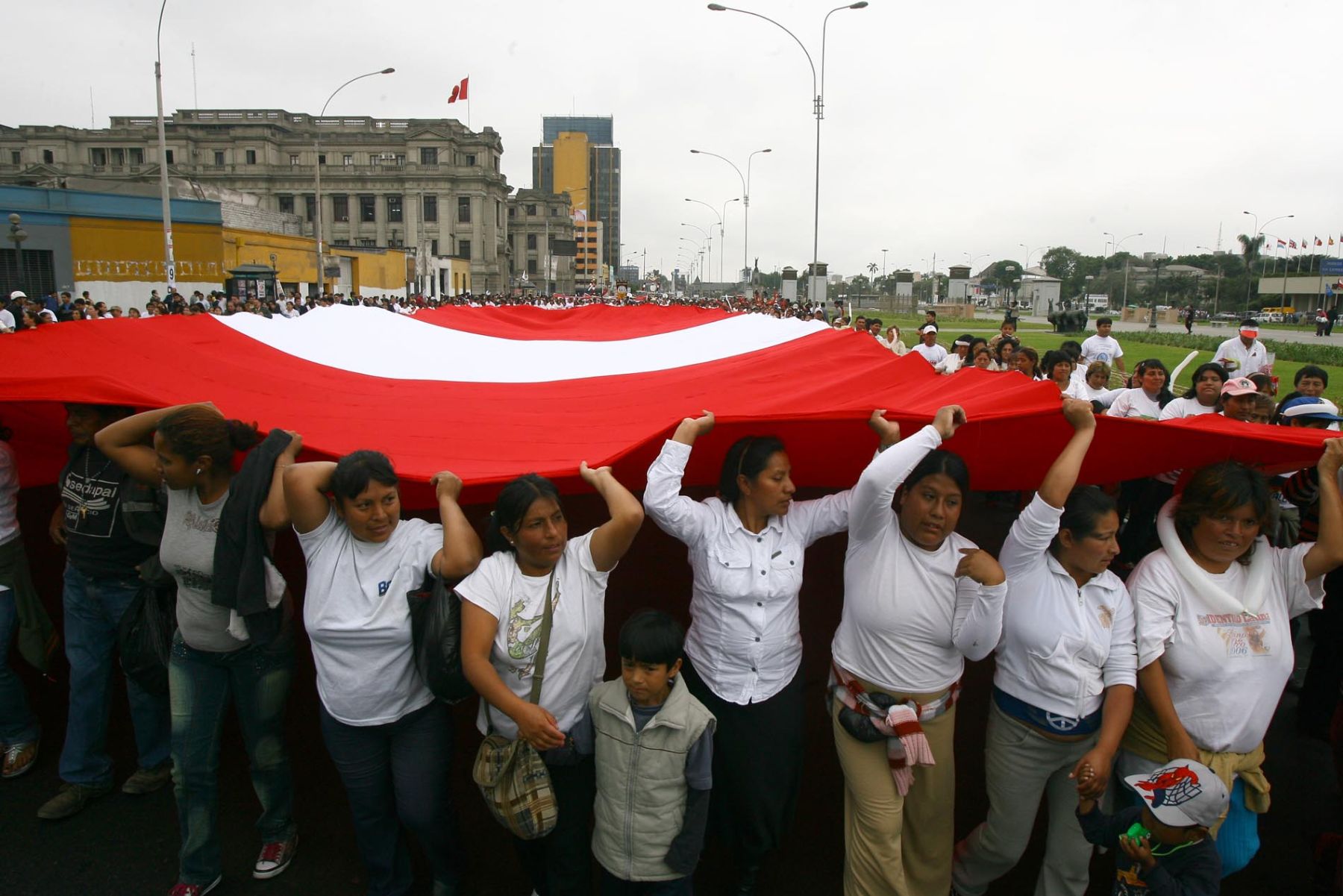 En la primera cuadra del Paseo de la República se congrega la ciudadanía antes de dar inicio a la Gran Marcha por el Perú. Foto: ANDINA/ Victor Palomino