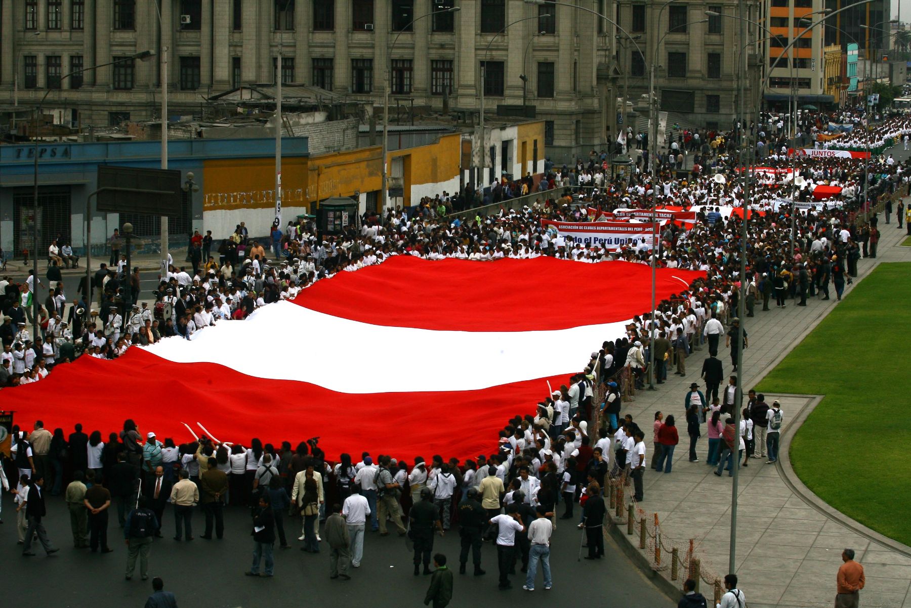 En la primera cuadra del Paseo de la República se congrega la ciudadanía antes de dar inicio a la Gran Marcha por el Perú. Foto: ANDINA/ Victor Palomino