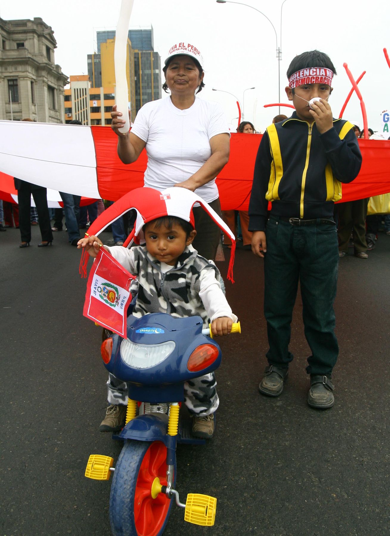 Padres e hijos se suman a la preconcentración en la primera cuadra del Paseo de la República para dar inicio a la Gran Marcha por el Perú. Foto: ANDINA/ Victor Palomino
