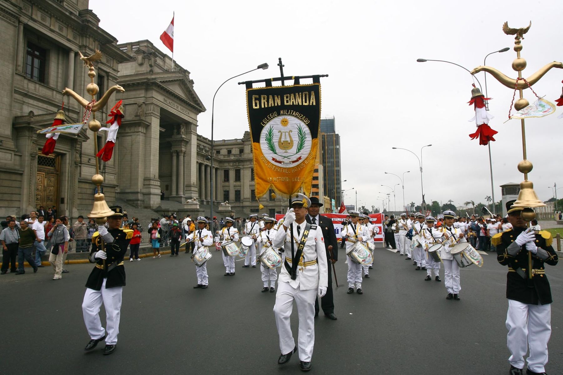 En la primera cuadra del Paseo de la República se congrega la ciudadanía antes de dar inicio a la Gran Marcha por el Perú. Foto: ANDINA/ Victor Palomino