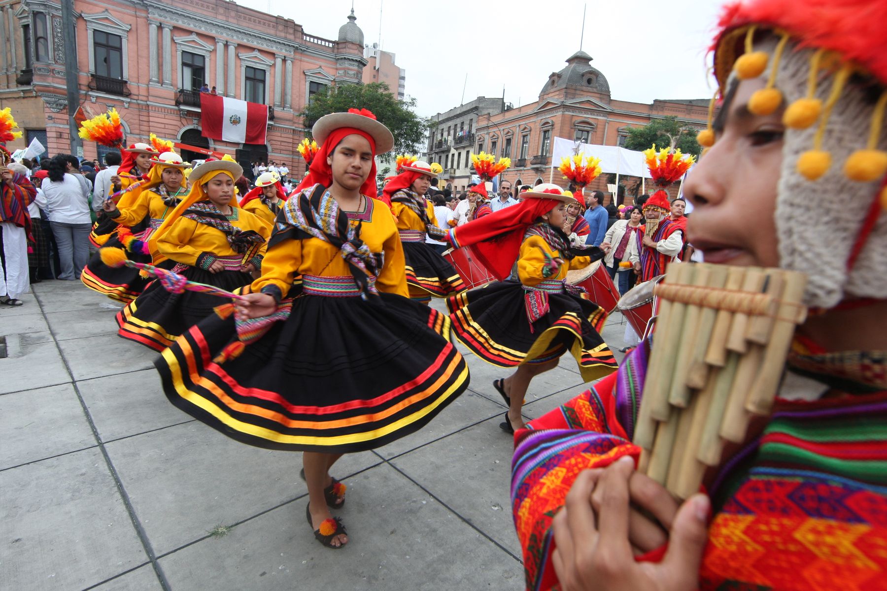 Grupo de danzantes participan de la Gran Marcha por el Perú en la Plaza Bolognesi. Foto: ANDINA / Piero Vargas.