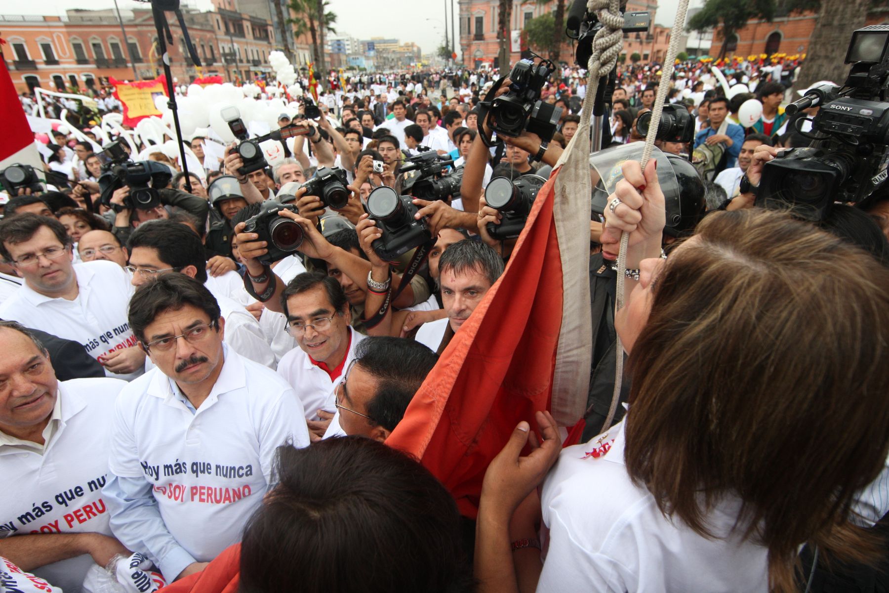 Ministros de Estado izan Pabellón Nacional en Plaza Bolognesi para reafirmar unidad nacional . Foto: ANDINA/ Piero Vargas
