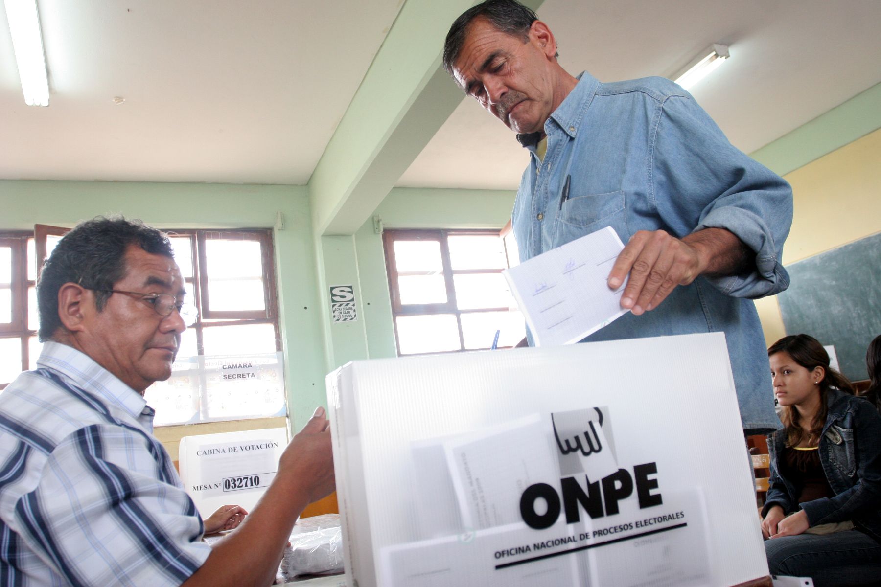 Ellectores acudieron ayer a las urnas para participar en la consulta popular de revocatoria en el distrito de Ancón. Foto: ANDINA/Rocío Farfán