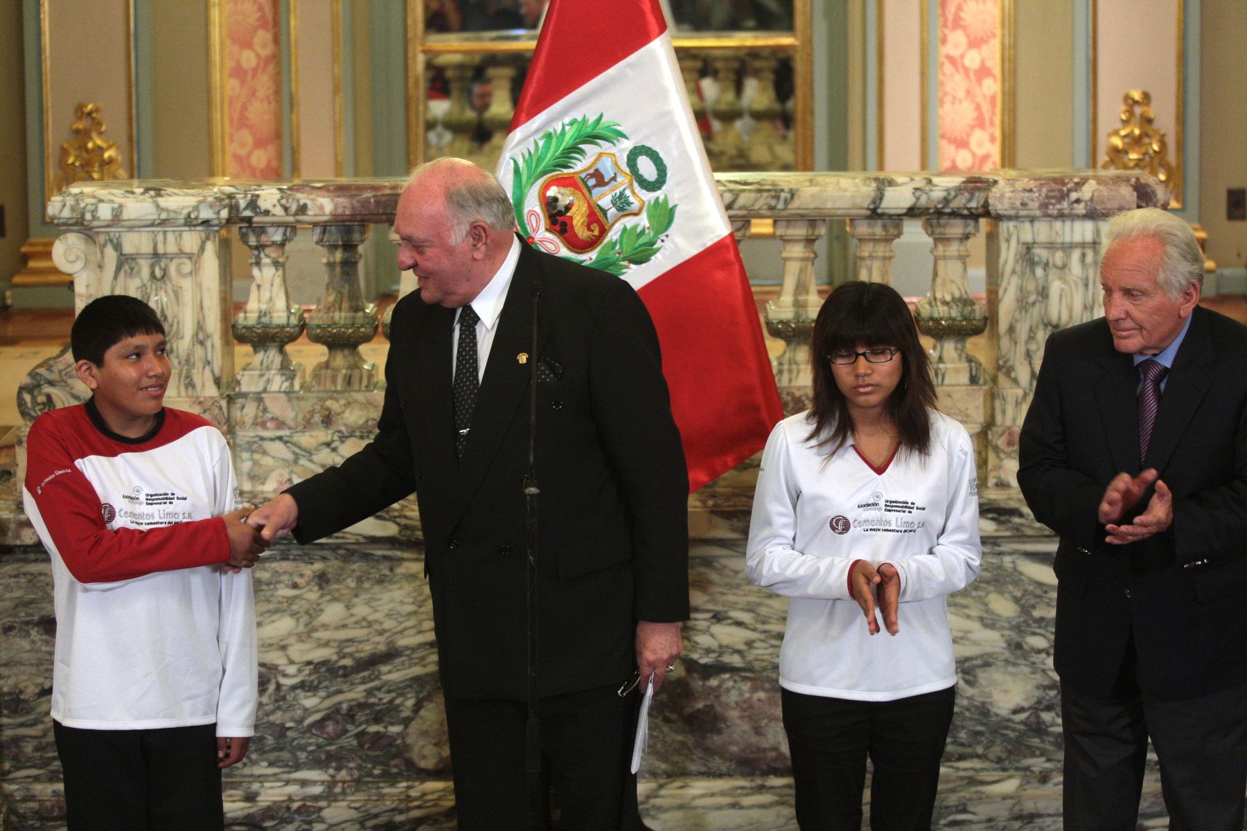 World chess champions Deysi and Jorge Cori receive awards and prizes from the Peruvian Government. Photo: ANDINA/Carlos Lezama