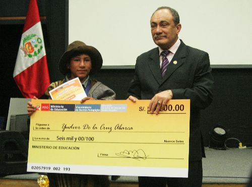 Viceministro de Gestión Pedagógica Idel Vexler entrega premio a escolar ganador de segunda edición de Premio Nacional de Narrativa y Ensayo "José María Arguedas".