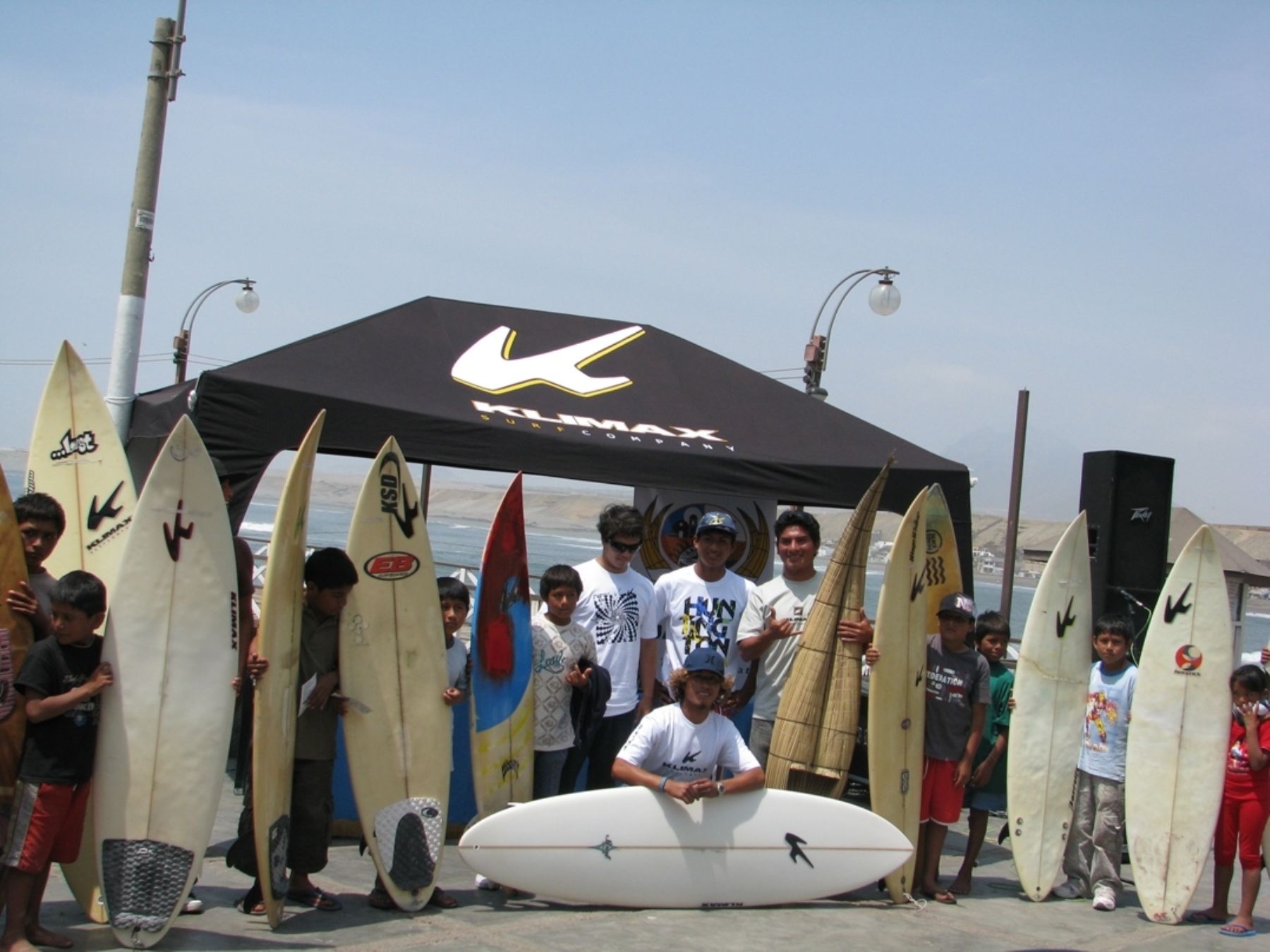 Donan tablas de surf a niños de escasos recursos de distrito trujillano