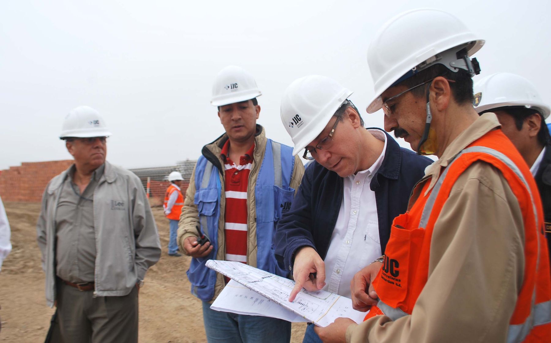 Ministro de Justicia, Aurelio Pastor Valdivieso, visita las obras de construcción del Penal de Piedras Gordas II. Foto: Minjus.