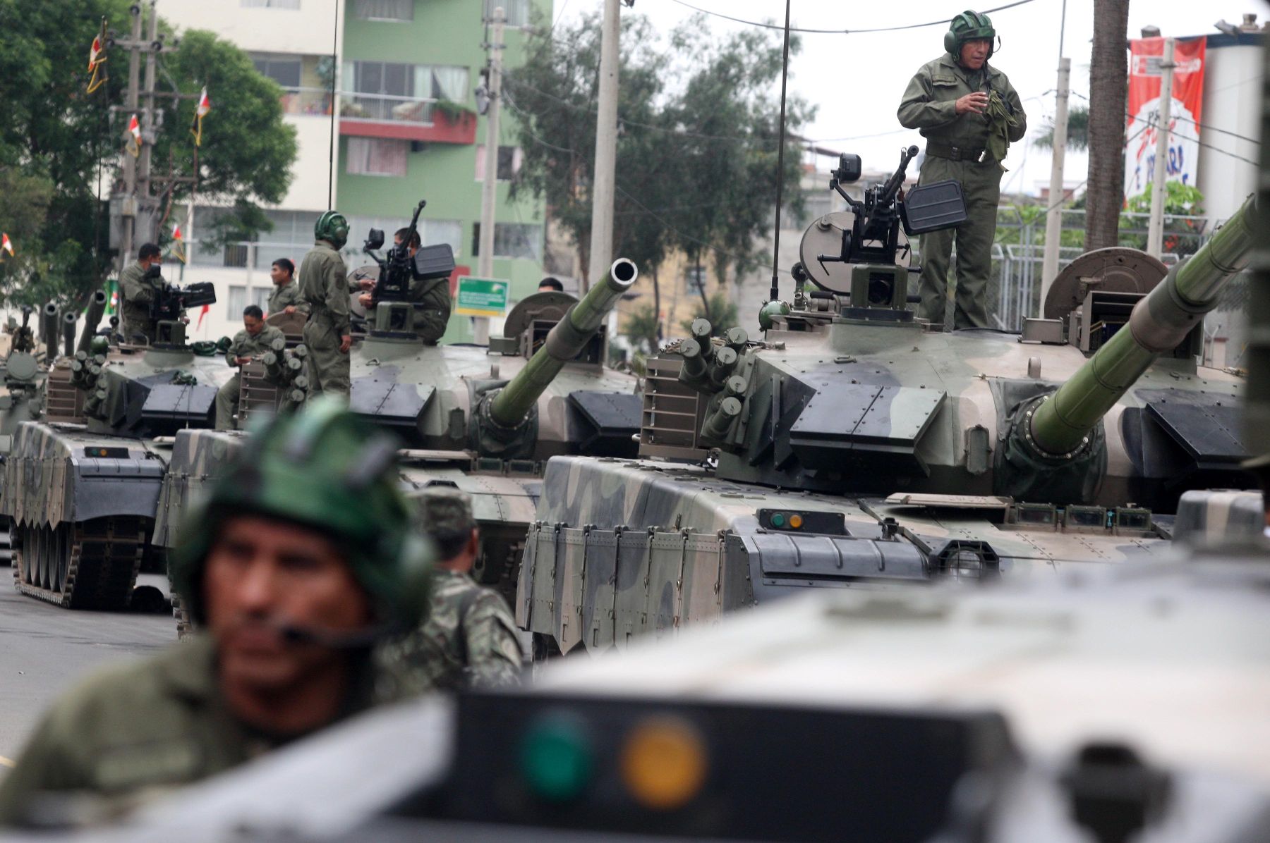 Desde primeras horas de la mañana , tanques del Ejército peruano, se apostaron en las primeras cuadras de la Avenida de la Peruanidad, en Jesús María.Foto: ANDINA/Piero Vargas