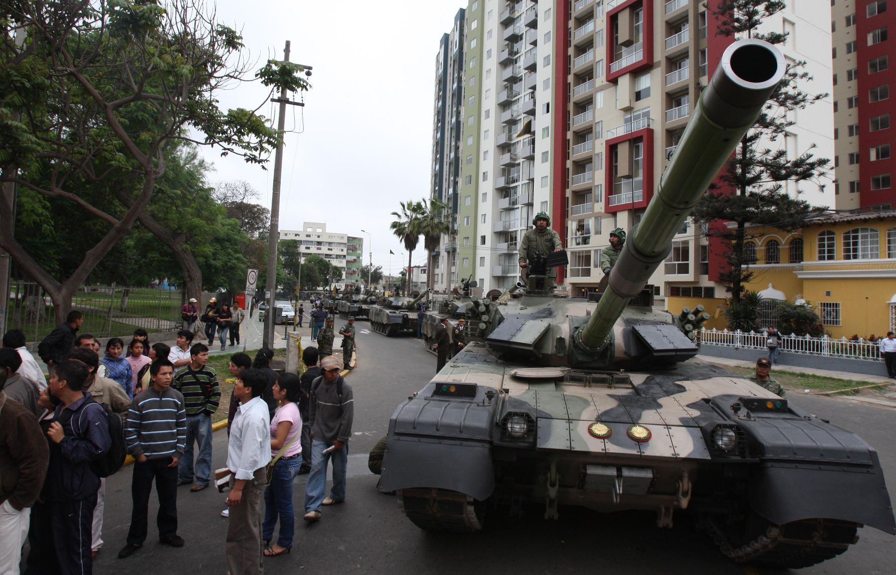 Desde primeras horas de la mañana , tanques del Ejérrcito Peruano, se apostaron en las primeras cuadras de la Avenida de la Peruanidad, en Jesús María. En tanto, población busca ubicación para apreciar mejor el desfile. Foto: ANDINA/Piero Vargas