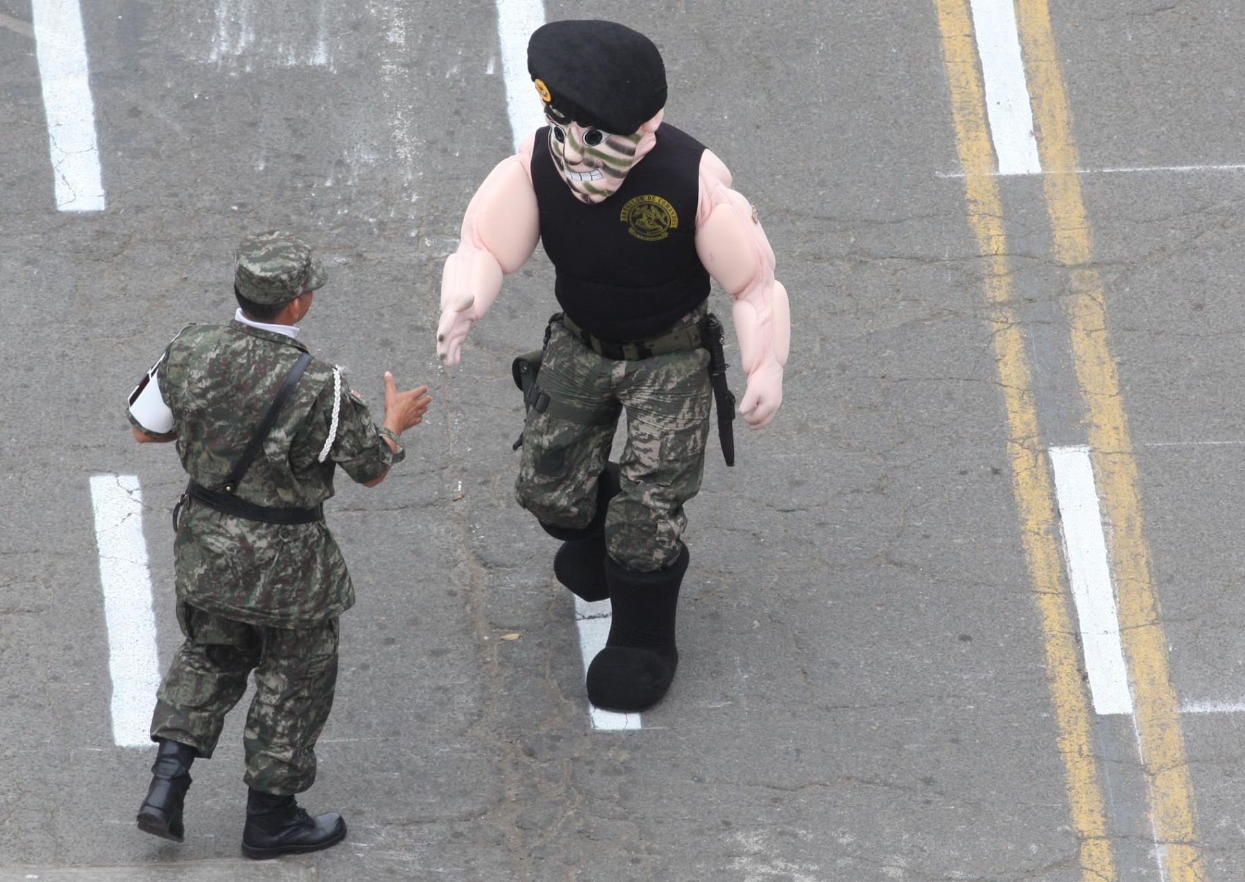 Zacarías, un hombre disfrazado de militar, hizo una serie de gracias al público asistente, lo que motivó risas y gritos.Foto: ANDINA / Piero Vargas