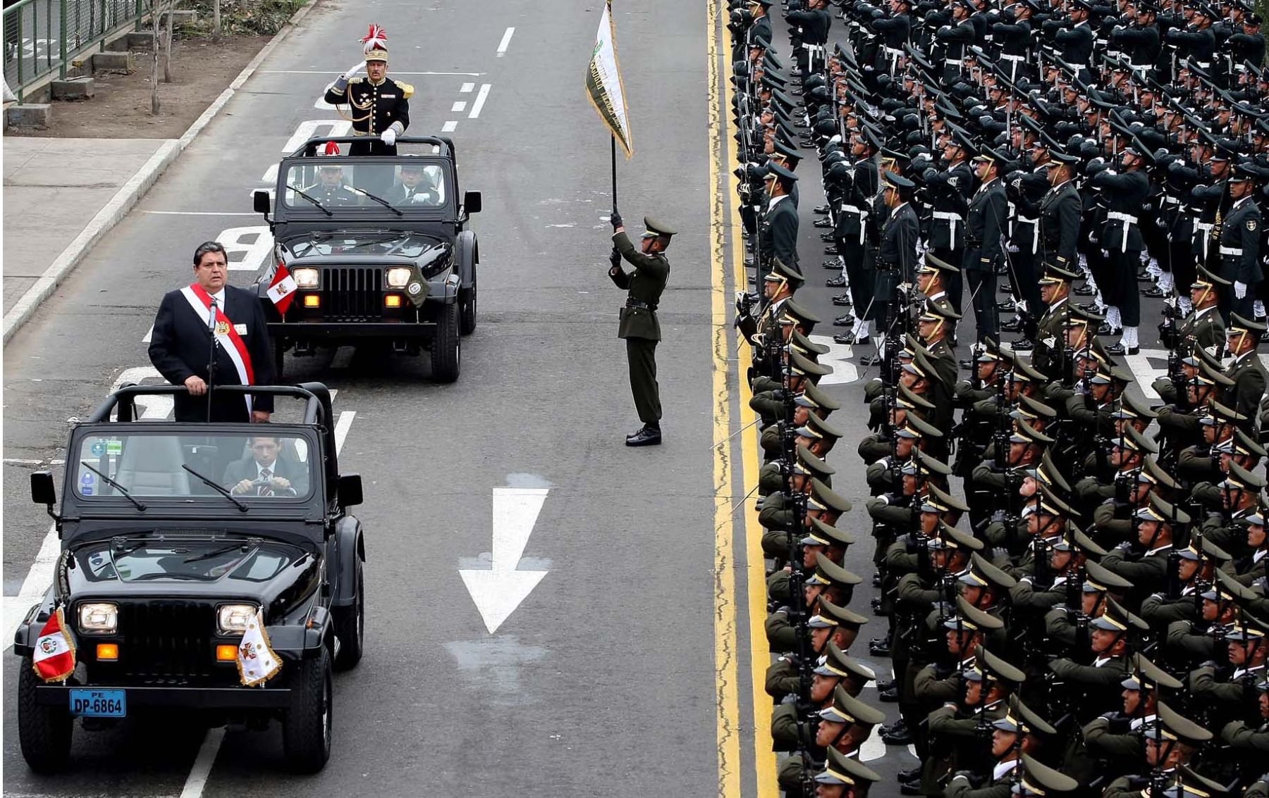 El Presidente de la República, Alan García Pérez,en la Av. Brasil, previo al inicio de la Gran Parada Militar 2009. Foto: ANDINA /Alberto Orbegoso.