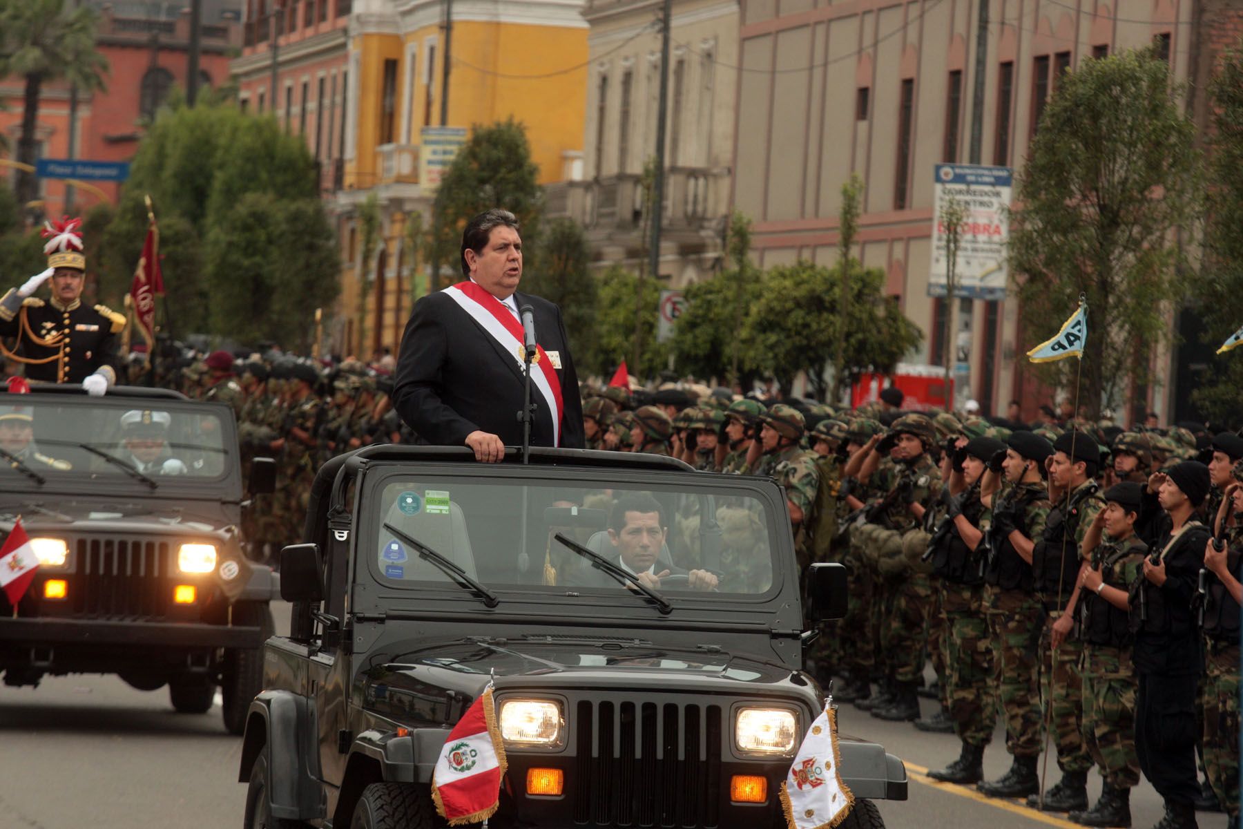 El Presidente de la República, Alan García, para revista a las tropas en la Av. Brasil,antes iniciarse la Gran Parada Militar.

Foto: ANDINA/Juan Carlos Guzmán Negrini.