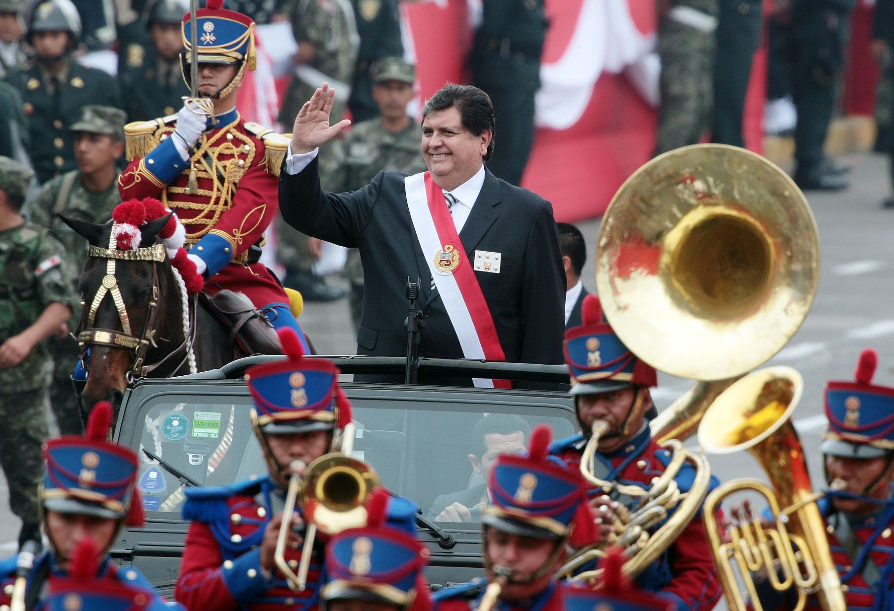El Jefe del Estado, Alan García Pérez, llega a la avenida de la Peruanidad para presidir la Gran Parada Militar. Foto: ANDINA/ Carlos Lezama