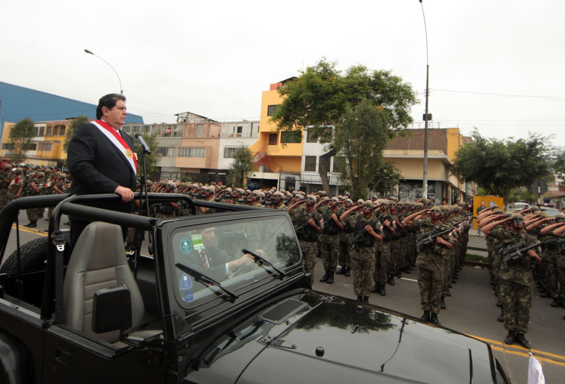 El Presidente de la República, Alan García, pasa revista a las tropas en la Av. Brasil,antes iniciarse la Gran Parada Militar.
Foto: ANDINA /Juan Carlos Guzmán Negrini.
