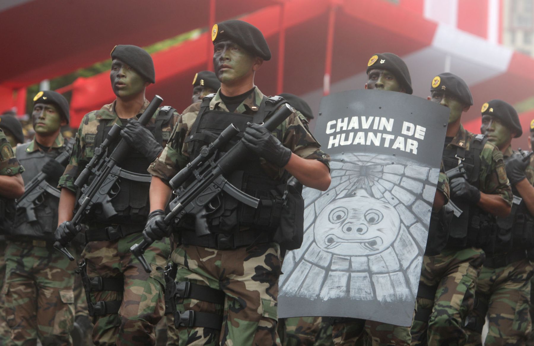 Batallón Chavin de Huantar a su paso frente al estrado oficial en la Gran Parada Militar. Foto: ANDINA /Jack Ramón