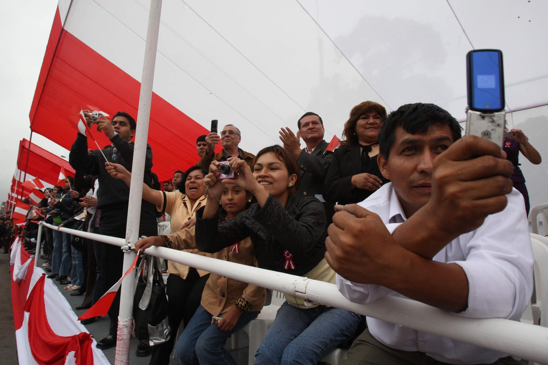 Público asistente en la Gran Parada Militar 2009 en la Avenida de la Peruanidad.
Foto: ANDINA / Piero Vargas.