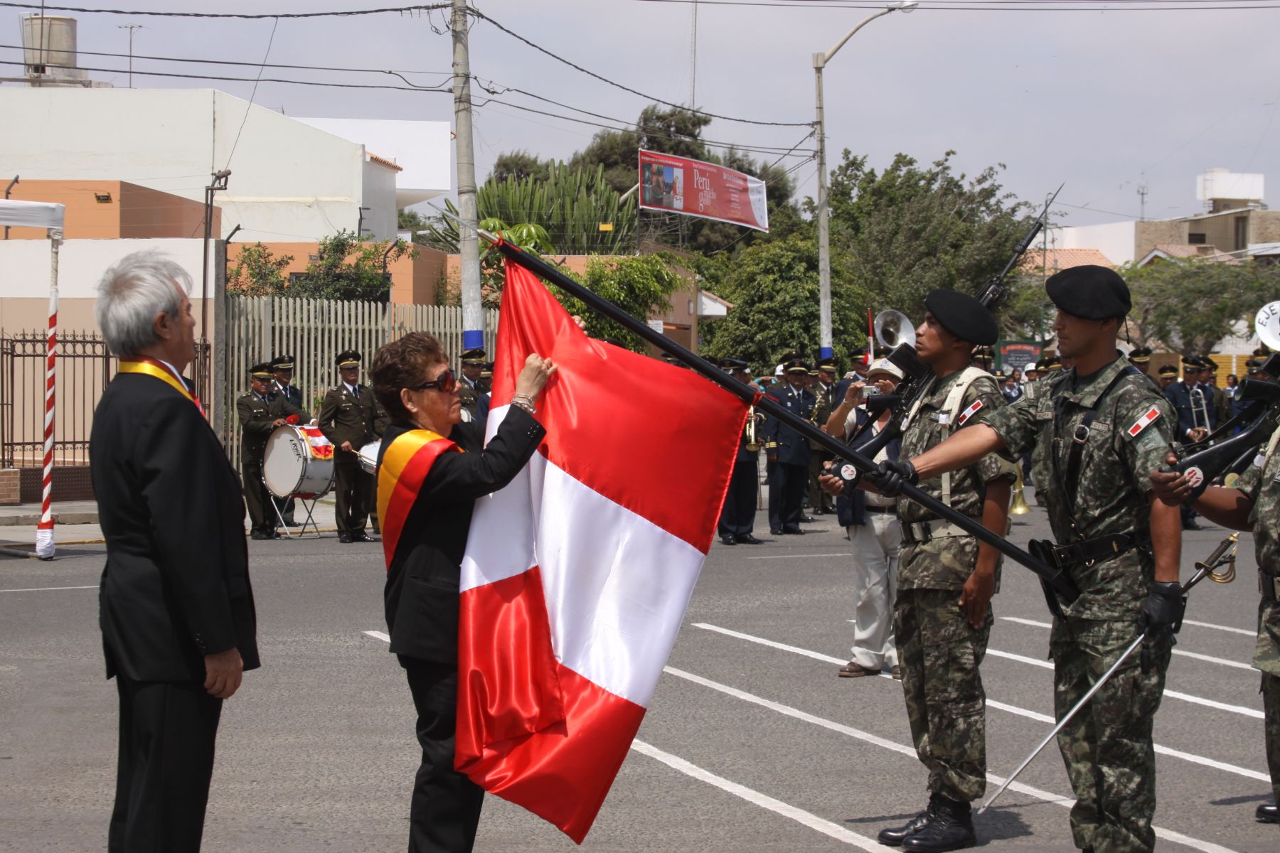 La presidenta regional de Lambayeque, Nery Saldarriaga, impuso la medalla de la región a la Bandera peruana. Foto: Gobierno regional de Lambayeque.