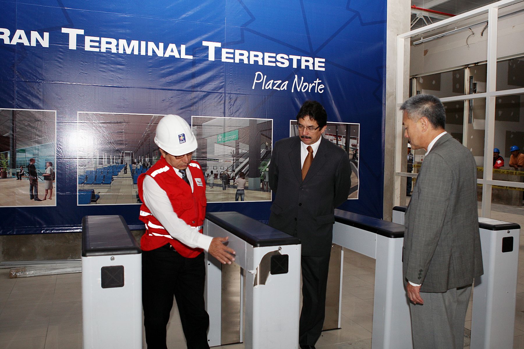 Ministro de Transportes y Comunicaciones,  Enrique Cornejo, inspecciona terminal terrestre en Plaza Norte. 
Foto: ANDINA/Norman Córdova