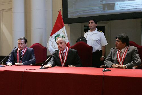 Presidente de la Corte Suprema, Javier Villa Stein, da a conocer la elección de Enrique Mendoza como nuevo jefe de la Ocma, así como Robinson Gonzáles como integrante del Consejo Ejecutivo del Poder Judicial. Foto: ANDINA/Rubén Grández