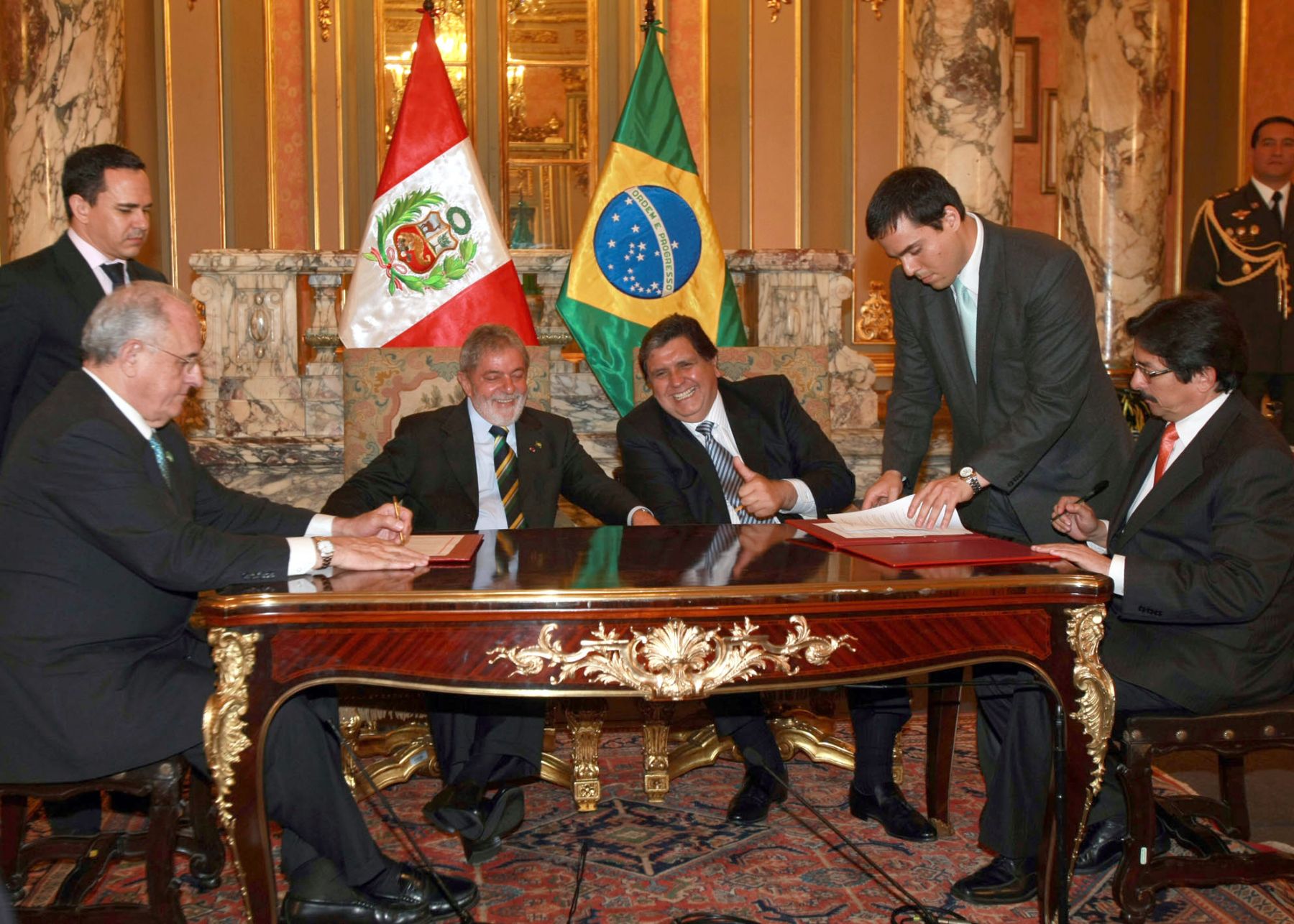 Los presidentes del Perú, Alan García, y de Brasil, Luiz Inácio Lula da Silva, suscribieron convenios para profundizar relación bilateral. Foto:Sepres.