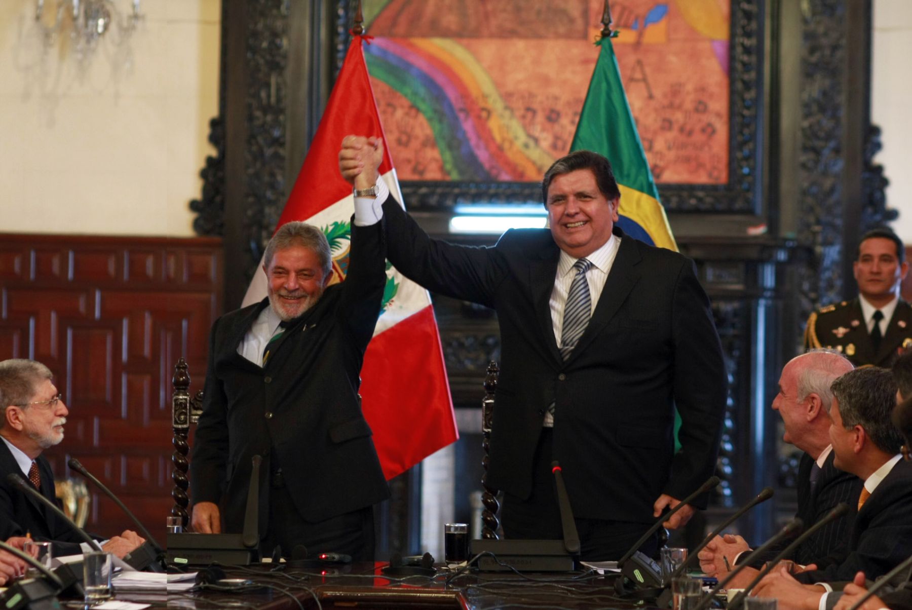 El presidente de la República, Alan García, junto a su homólogo brasilero Luiz Inácio Lula da Silva, levantan los brazos luego de reunión ampliada entre delegaciones del Perú y Brasil en Palacio de Gobierno.
Foto: Sepres.