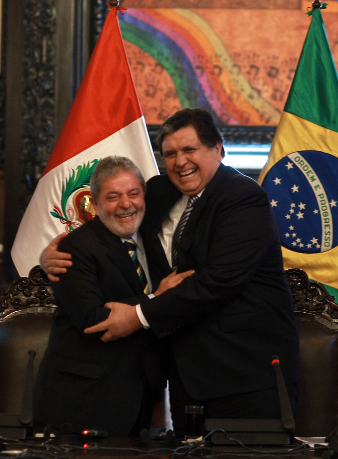 El presidente de la República, Alan García, junto a su homólogo brasilero Luiz Inácio Lula da Silva, luego de reunión ampliada entre delegaciones del Perú y Brasil en Palacio de Gobierno.
Foto: Sepres.