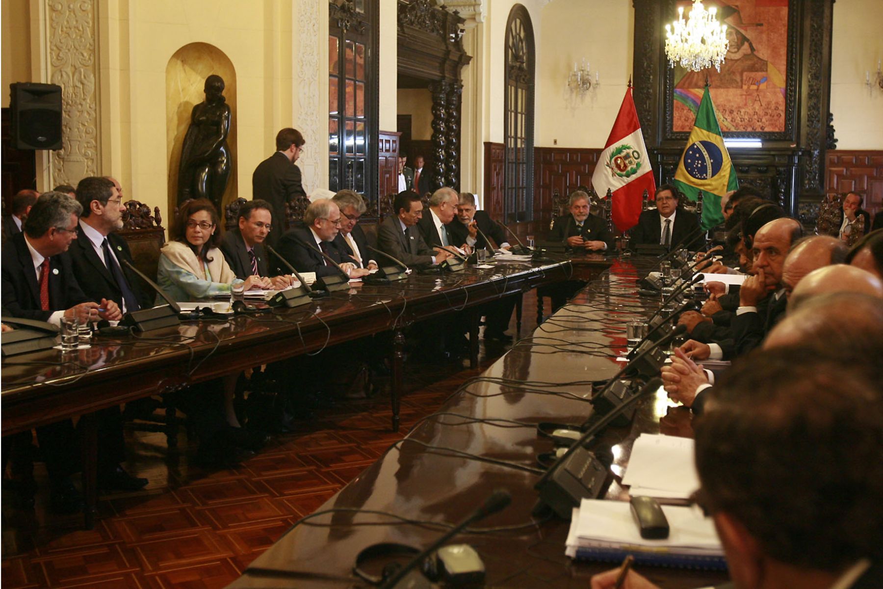 El presidente de la República Alan García, junto a su homólogo brasileño, Luiz Inácio Lula da Silva, sostienen reunión ampliada con sus delegaciones  en Palacio de Gobierno.  Foto: Sepres.
Foto: Sepres