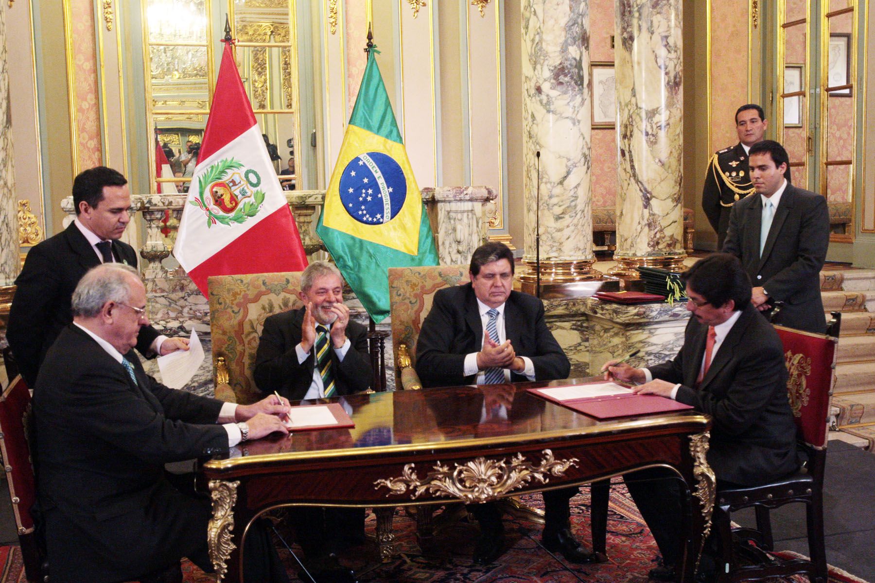 Los presidentes del Perú, Alan García, y de Brasil, Luiz Inácio Lula da Silva, suscribieron convenios para profundizar relación bilateral.
Foto: ANDINA/Carlos Lezama