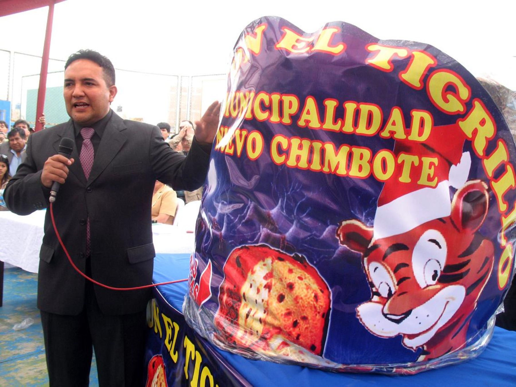 Alcalde del distrito de Nuevo Chimbote, Valentín fernández, presentó panetón gigante. Foto: Municipalidad de Nuevo Chimbote.