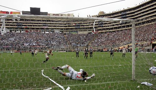 Gol de penal marcado por Nolberto Solano.Foto: ANDINA/Ruben Grandez