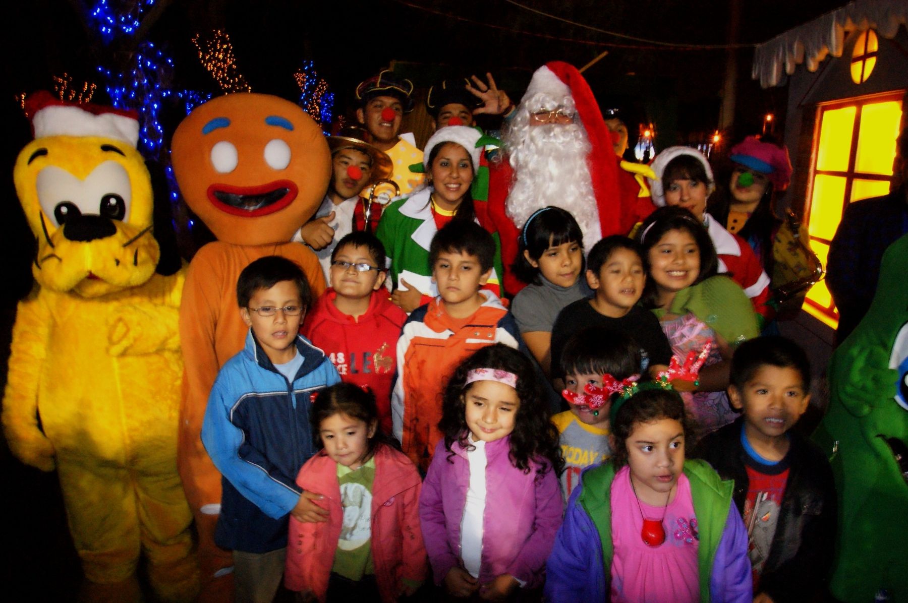 Papá Noel posa junto con los niños en La Molina. Foto: Difusión