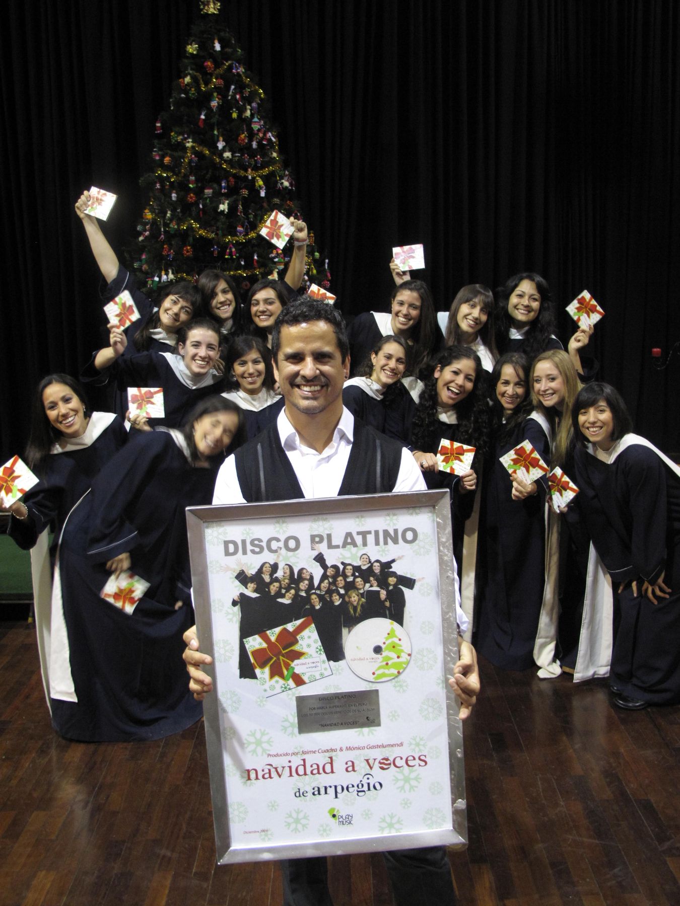 Jaime Cuadra y las integrantes del coro Arpegio reciben el Disco de Platino por la exitosa venta de Navidad a Voces.