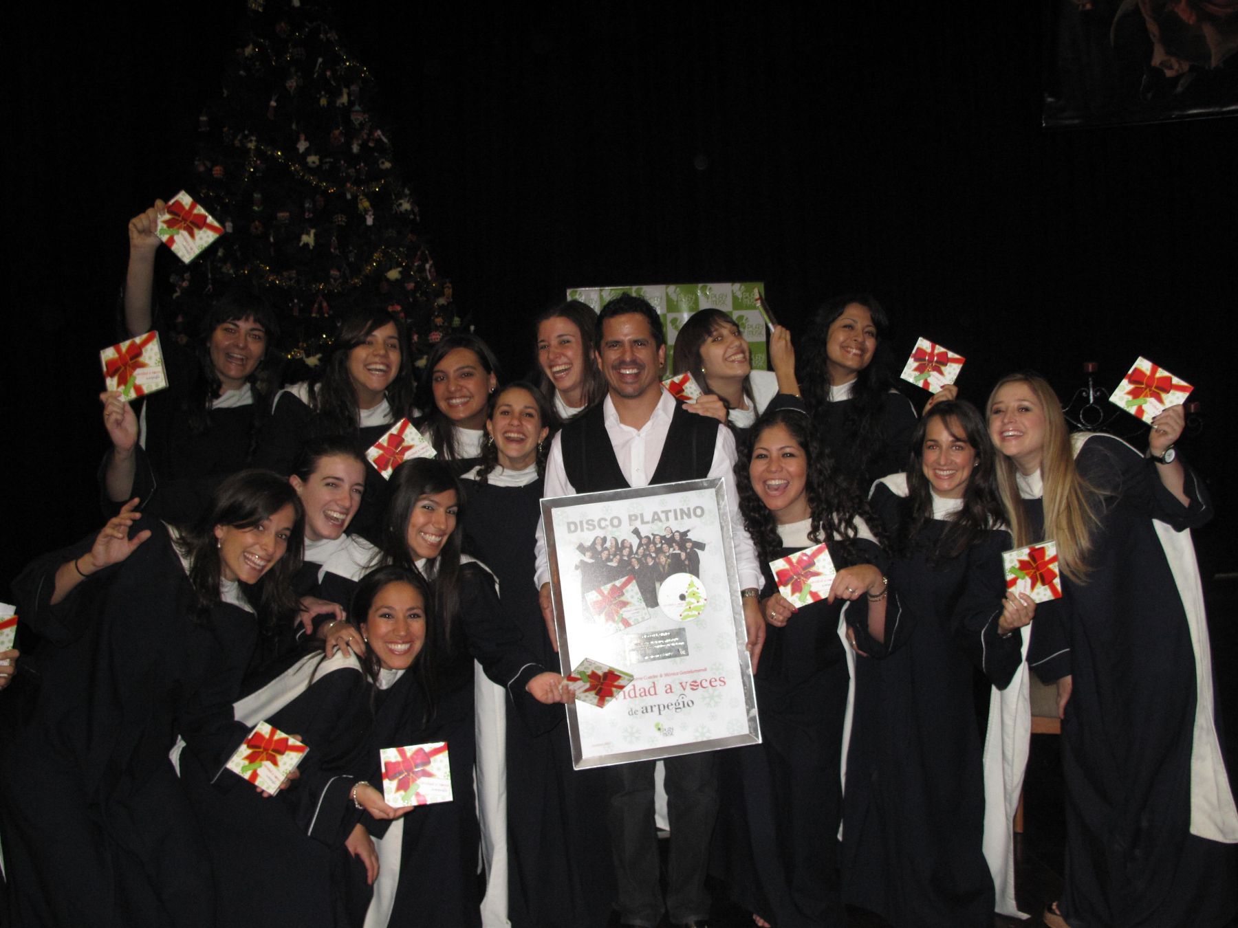 Jaime Cuadra y las integrantes del coro Arpegio reciben el Disco de Platino por la exitosa venta de Navidad a Voces.