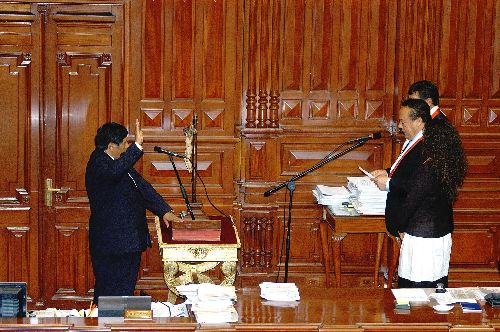 El presidente del Congreso, Luis Alva Castro, juramentó al nuevo congresista Juan Donato Pari Choquecota, quien reemplaza al desaparecido legislador Juvenal Ordóñez.  Foto: CDR
