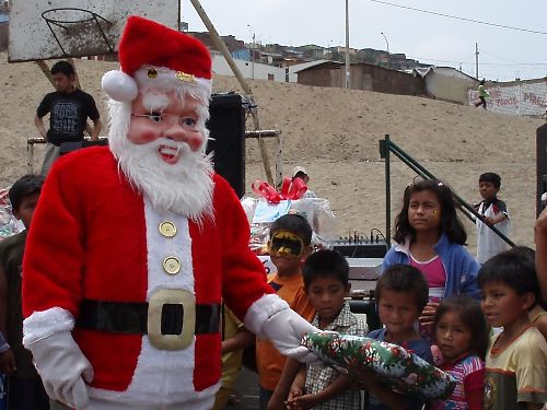 Niños de Ventanilla recibieron regalos en celebración anticipada de navidad
